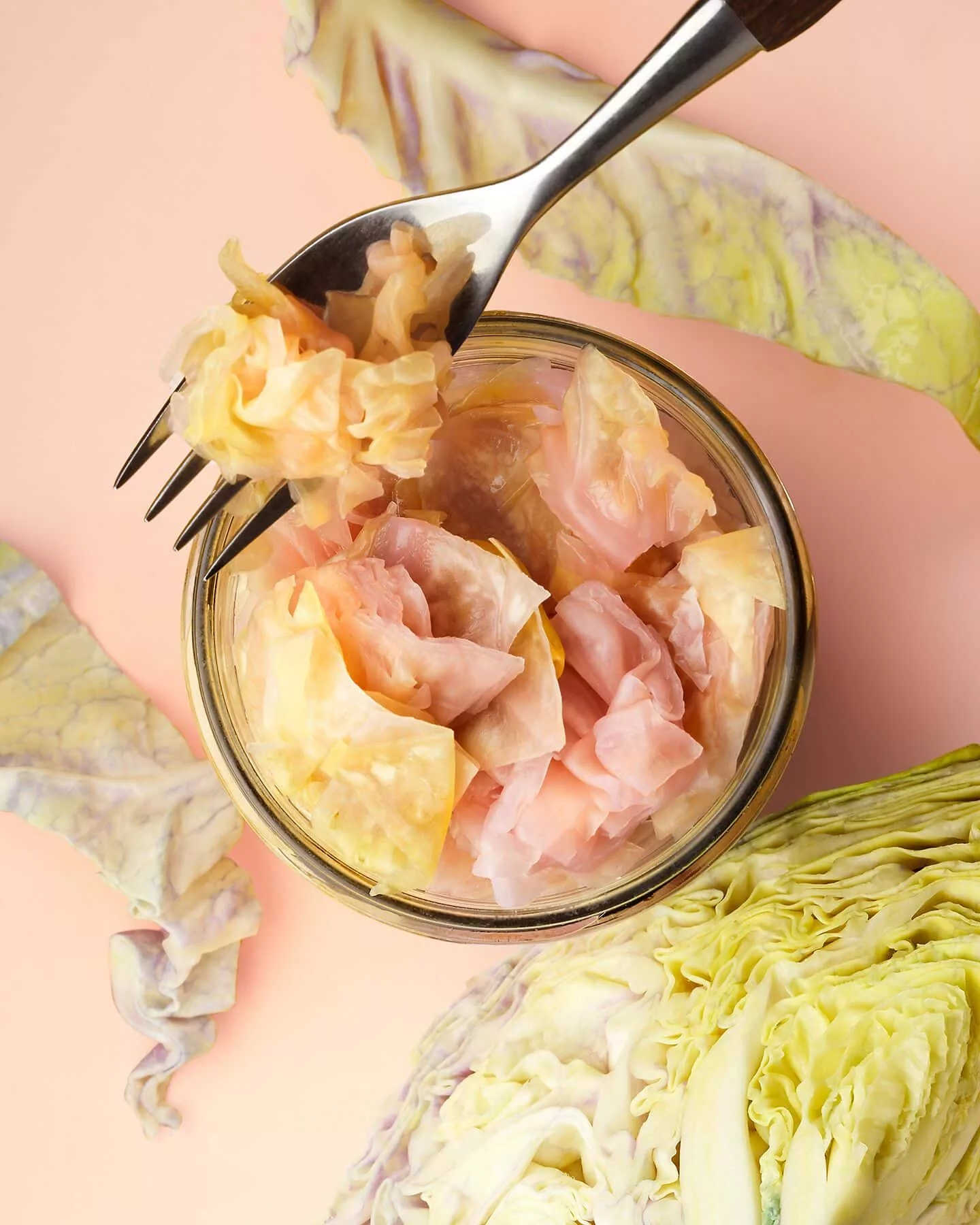 Ein Blick ins Glas von Kiseli Kupus, dem Bio-Sauerkraut von BioBalkan