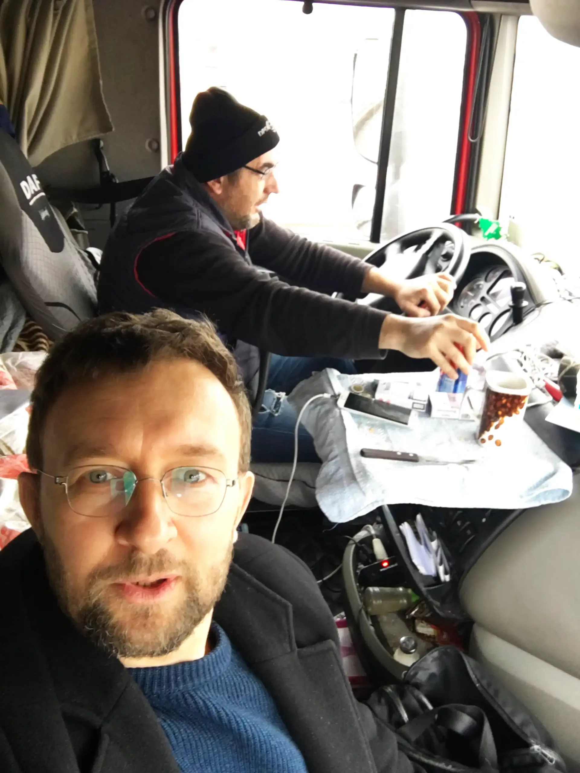 Eine Blick ins Cockpit eines Lastkraftwagens mit Fracht und Passagieren von BioBalkan