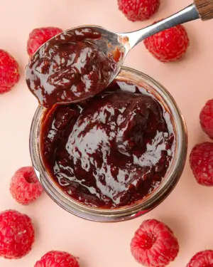 Ein Blick ins Glas von Bio Malina, ein Fruchtaufstrich aus Himbeeren, von BioBalkan