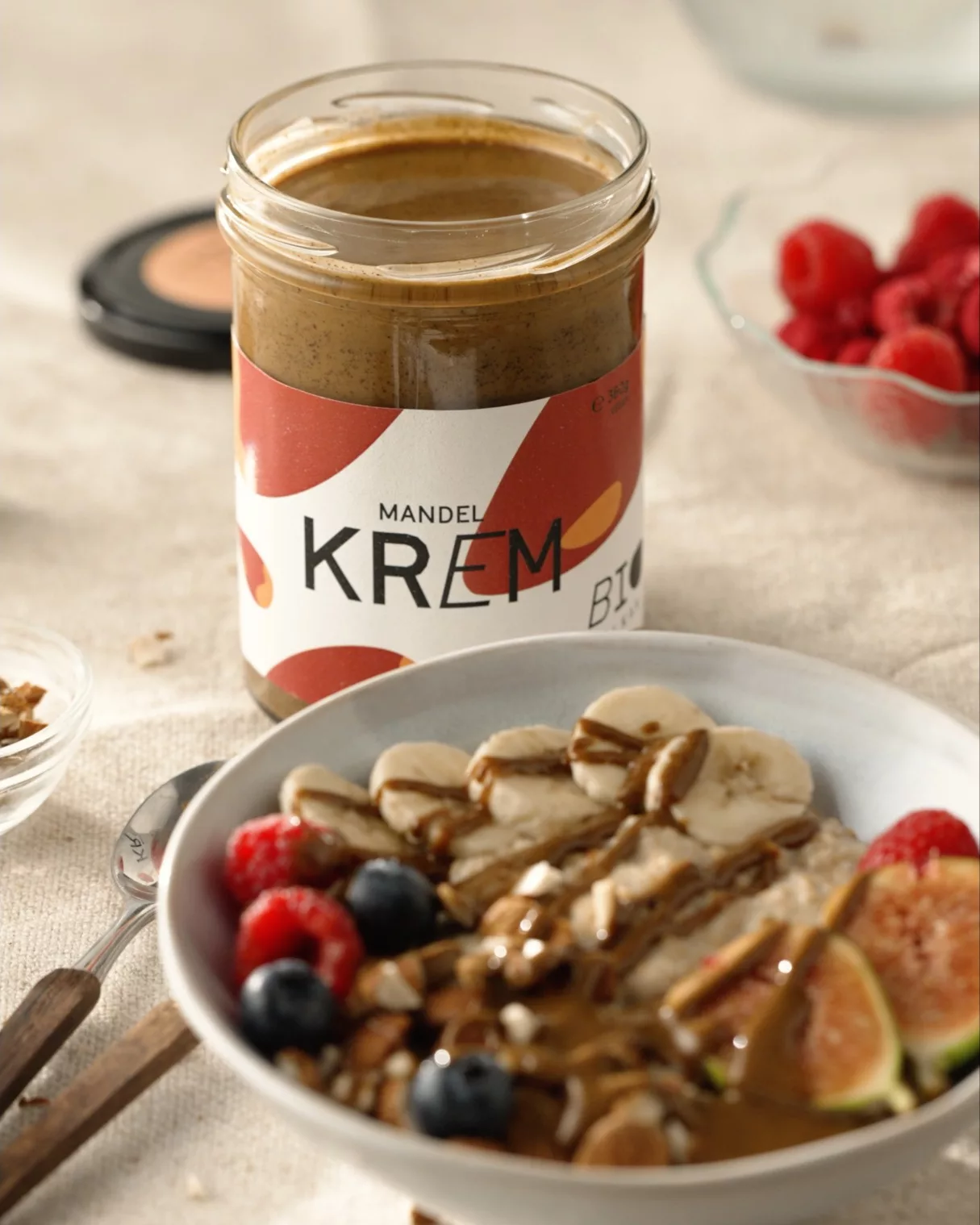 Leckeres Müsli und ein Glas Mandel Krem am schön gedeckten Frühstückstisch