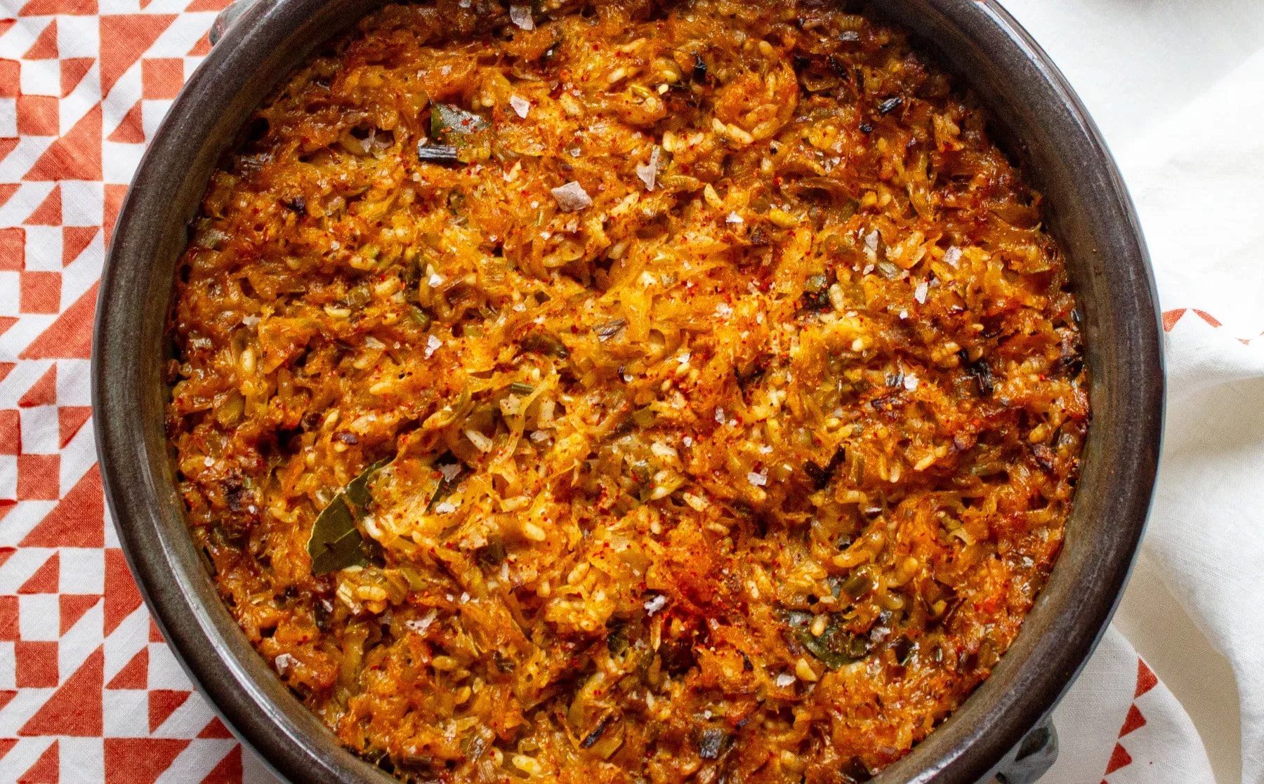 Podvarak oder Podvarok, ein Gericht der Balkan-Küche mit Kiseli Kupus, dem Sauerkraut auf Balkan-Art