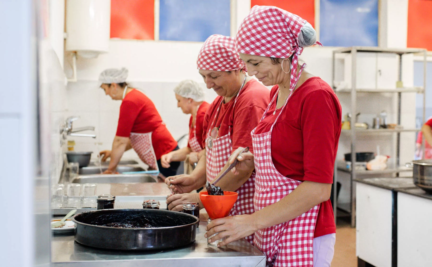 Pekmez od Šljiva wird händisch in BioBalkan-Gläser abgefüllt